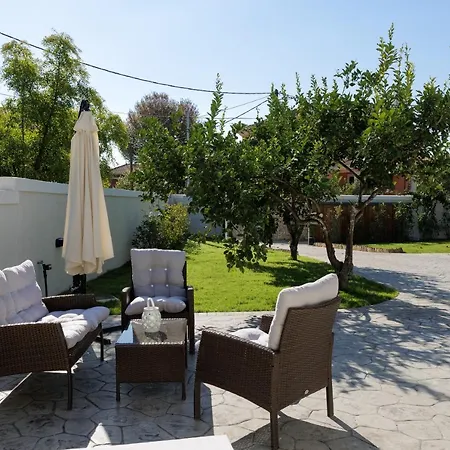 Walnut House - Peaceful Private Garden Willa